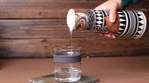 Schwarzer Etno, stapelbarer Glasbecher mit Silikonring, 400ml