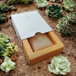 Nirvana håndsæbe fra Aninsu | certificeret naturkosmetik | vegansk plastikfri håndlavet | med økologiske olier | Rengøring | unik duft | med gurkemeje og havtorn | 80 g
