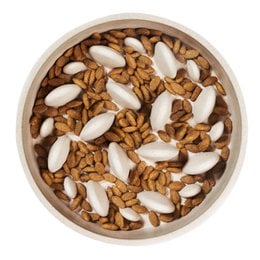 Slow feeder dog bowl with anti-sling design, available in 0.8L, 1.4L, and 0.4L sizes. Features a textured interior with raised ridges to slow down eating and prevent choking.
