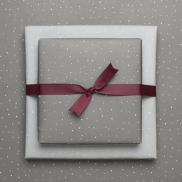 Lichtgrijs verpakking papier met punten - ideaal als inpakpapier voor bruiloft of voor geschenken voor geboorte of doop, neutraal inpakpapier