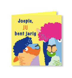  Colorful birthday card with playful alpacas, vibrant yellow background, festive design, Dutch text "Joepie jij bent jarig"