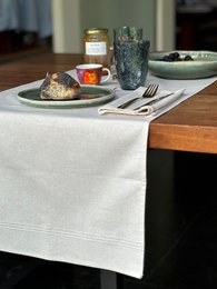  Oatmeal-colored table runner with matching napkins, suitable for formal or casual dining. Includes natural elements like dried flowers for a rustic, earthy aesthetic.