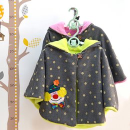 A gray children's cape with a polka dot pattern and a colorful clown applique. The cape is suitable for kids and comes in two color variants, rosa and verde.