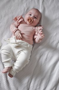 Gerippte cremeweiße Hose mit Schleife