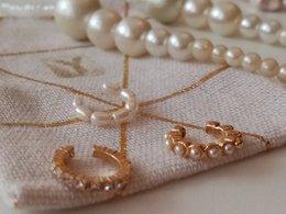 Elegant gold-toned ear cuff with a row of sparkling rhinestones for a touch of glamour. Suitable for casual or formal wear.