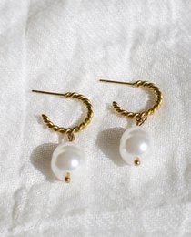 Frida - Croissant Pearl Hoops