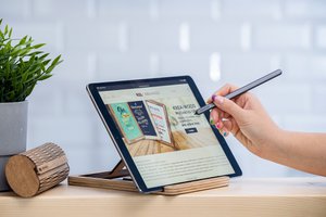 Krea-Wood handgefertigter Tablet-Ständer aus Birkenholz, natürliche Farbe