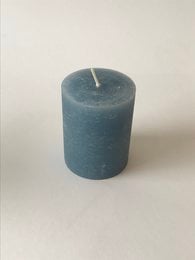 Rustic stumpen candle in saphir color, cylindrical shape, 70 mm diameter, 90 mm height.