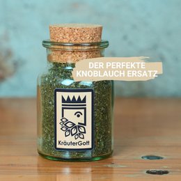 Spicy wild garlic herb salt - a seasoning blend with a vibrant green color, ideal for enhancing the flavor of cheese, meat, and vegetables.