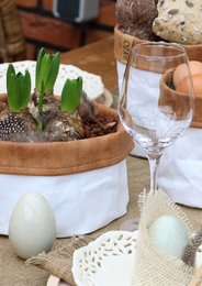 White paper bag with leather edge, available in various sizes from 13cm to 25cm in diameter and 10cm to 20cm in height. The bag has a simple, minimalist design that can be used for a variety of purposes.