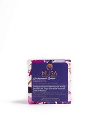 Solid conditioner for dry hair, made with natural ingredients like shea butter and coconut oil to nourish and hydrate hair.