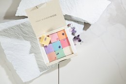 9 crystal-infused artisan wax melts in assorted scents including cherry, lemon, green apple, strawberry, tulip, bouquet, daisy, blackberry, and rose.