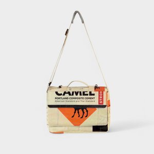 MESSENGER BAG | Shoulder bag with laptop slipcase