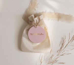 Geschenk mit goldener Folie Mama