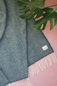 Wollen deken / knuffeldeken visgraat petrol