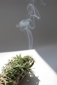Weihrauch mit Salbei und Rosmarin