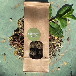 Stardust tea crystals, a unique and natural tea blend with a touch of star-shaped anise. Enjoy the earthy, aromatic flavors in this 10, 20, or 50 pack.