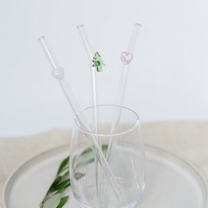 Glasstrohhalme mit weißem Herz