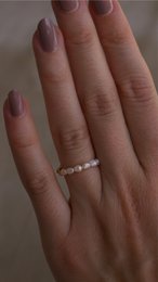 Hubert – Strukturierter Ring mit halber Perle und halb goldenem Band