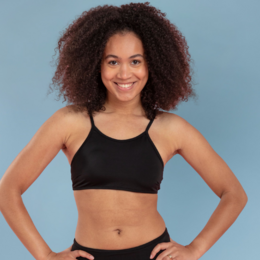  Black sports bra with adjustable straps, suitable for period underwear.