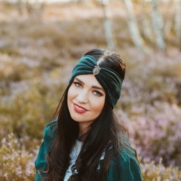 Fir green velvet headband, available in small (52-56 cm) and standard (56-60 cm) sizes, featuring a stylish and comfortable design.