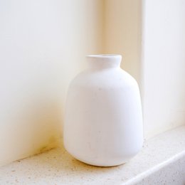 Vaso Vaso decorativo rotondo piccolo bianco per fiori secchi o freschi, realizzato a mano in argilla con BAWA