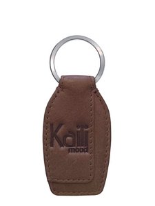 K10753IB | Keychain in genuine full grain leather, with slight grain. Mud color. Polished Nickel ring. Total dimensions: 3.5 x 9 x 0.5 cm. Packaging: rigid bottom/lid Gift Box