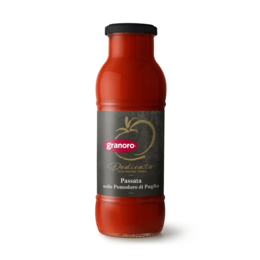 Classic tomato sauce in a 690 gr bottle, perfect for pasta dishes.