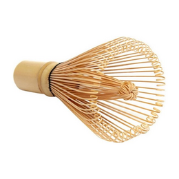 Bamboo matcha beater with a round, fan-shaped design for whisking and frothing matcha tea. Made of natural bamboo material.