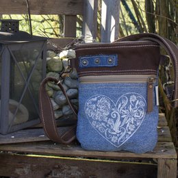 Domelo traditionele tas dames schoudertas. Dirndl schoudertas gemaakt van upcycled jeans en canvas en leer. Handtas in traditionele stijl met hartjesprint. Crossbodytas voor dames als Oktoberfest-accessoire.
