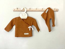 Organic muslin baby outfit with wrap top and leggings, golden dots and silver stars patterns, warm earth tones.