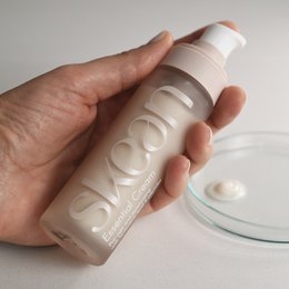 Anti-aging fugtighedscreme med hyaluronsyre og peptider