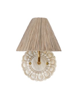 Wandkandelaar van hout en raffia