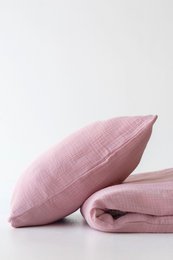  Soft, cozy blush-colored duvet cover and pillowcase set in European and US sizes.