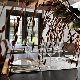  Oatmeal-colored table runner with matching napkins, suitable for formal or casual dining. Includes natural elements like dried flowers for a rustic, earthy aesthetic.