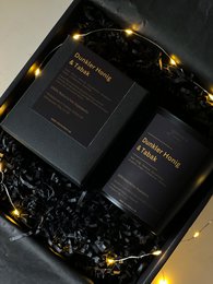 Candela di cera di soia al miele scuro e tabacco
