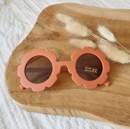 Flower-shaped children's sunglasses in rust color with UV400 protection.