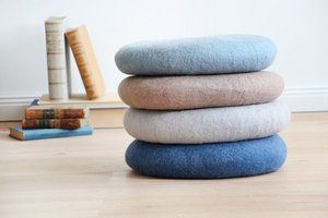 Zitkussen rond BLAUW gemaakt van VILT, 100% natuurlijk materiaal, 38 cm ROND vele kleuren pastel, vilt met wolvulling, fairtrade & handgemaakt uit Nepal