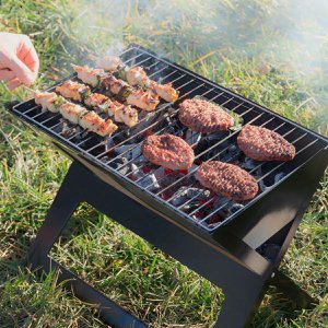 Opvouwbare Houtskool Barbecue - 44,5 X 30,5 X 35 cm - Draagbare BBQ - Mini Grill - Inklapbaar Barbecuetoestel - Compact Tafelmodel voor Buiten - Tafelgrill voor Camping, Balkon & Picknick – Mat Zwart