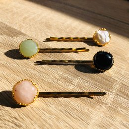 Rose quartz hair clip with a unique, natural style. Made of high-quality materials and available in a variety of colors to complement any look.