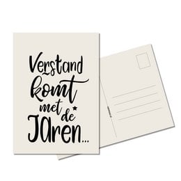 A birthday card with the text "Verstand komt met de jaren" (Wisdom comes with age) in a handwritten-style font.