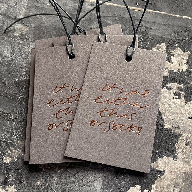 Es war entweder das oder Socken – handfolierte Geschenkanhänger