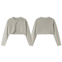  Cropped beige cardigan with long sleeves and a ribbed texture.