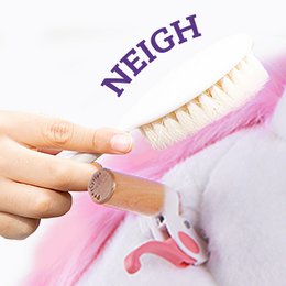 PonyCycle Spielzeugzubehör Futter- und Pflegeset – Pink und Blau, 5-teiliges Sortiment, Fellpflegebürste, Haustierbürste, Karotte, Aufkleber, Namensschild