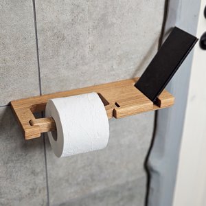 Muur gemonteerde eiken toiletpapierhouder met plank en geïntegreerde telefoonsleuf