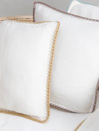 Soft, crocheted cushion cover in neutral colors of vizon, minze, and senf. Made of GOTS certified muslin material, measuring 40x40 cm.