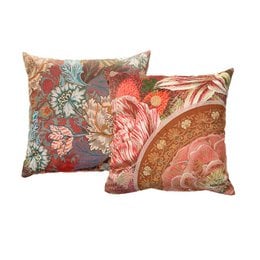Decorative cushion with a floral pattern featuring vibrant pink, orange, and brown tones. The cushion has a velvet texture and is available in two sizes, 50x50 cm and 60x60 cm.