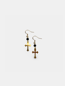 Onyx kruis gouden oorbellen