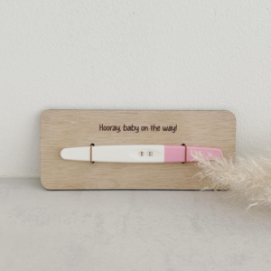 Schwangerschaftsankündigungsschild aus Holz · Hurra, Baby ist unterwegs!