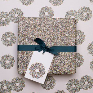 5 kerstcadeaukaartjes met lichtroze "chocoladekrans" gemaakt van 100% gerecycled papier